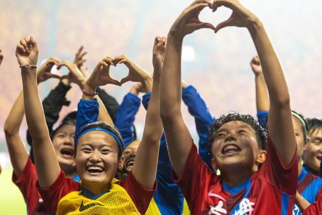 官方：曼城签下纽约城左后卫麦克法兰